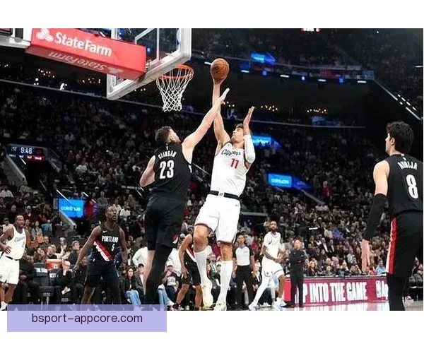 霍勒迪三分7记砍下30分开拓者力克快船 阿夫迪亚28分准三双小卡空砍28分